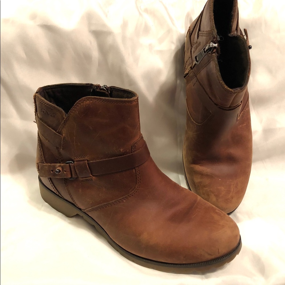 Teva DeLa Vina brown boots
